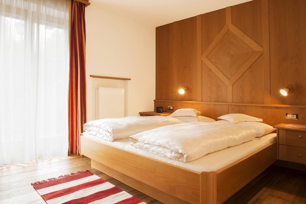 Garni Hotel Geier Santa Cristina Val Gardena Room photo